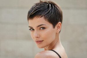 découvrez pourquoi la coupe pixie séduit de plus en plus de femmes grâce à son style audacieux, moderne et facile à porter. un look qui allie élégance et originalité pour toutes les personnalités.