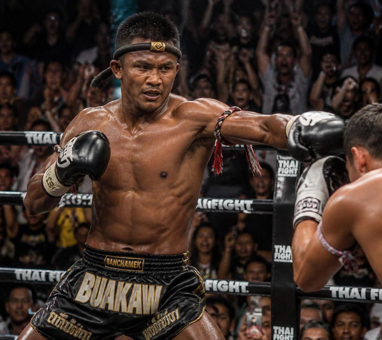 découvrez l'histoire de buakaw, le boxeur thaïlandais emblématique qui a révolutionné la boxe thaïlandaise à l'échelle mondiale grâce à son talent et sa détermination.