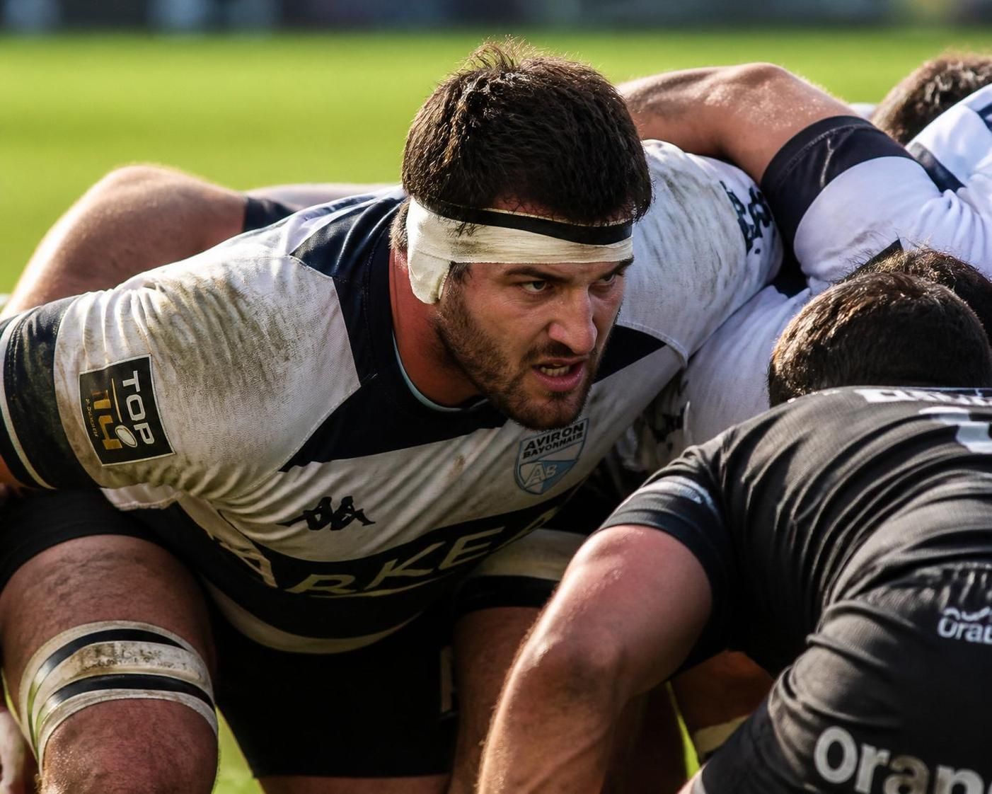 découvrez comment prévenir et traiter l'oreille de rugby, une blessure courante chez les joueurs, grâce à des conseils pratiques et des méthodes efficaces.