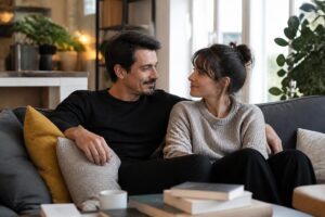 découvrez la tendre complicité au quotidien entre jérémy ferrari et sa compagne, révélant une relation discrète mais pleine d'affection et de moments partagés.