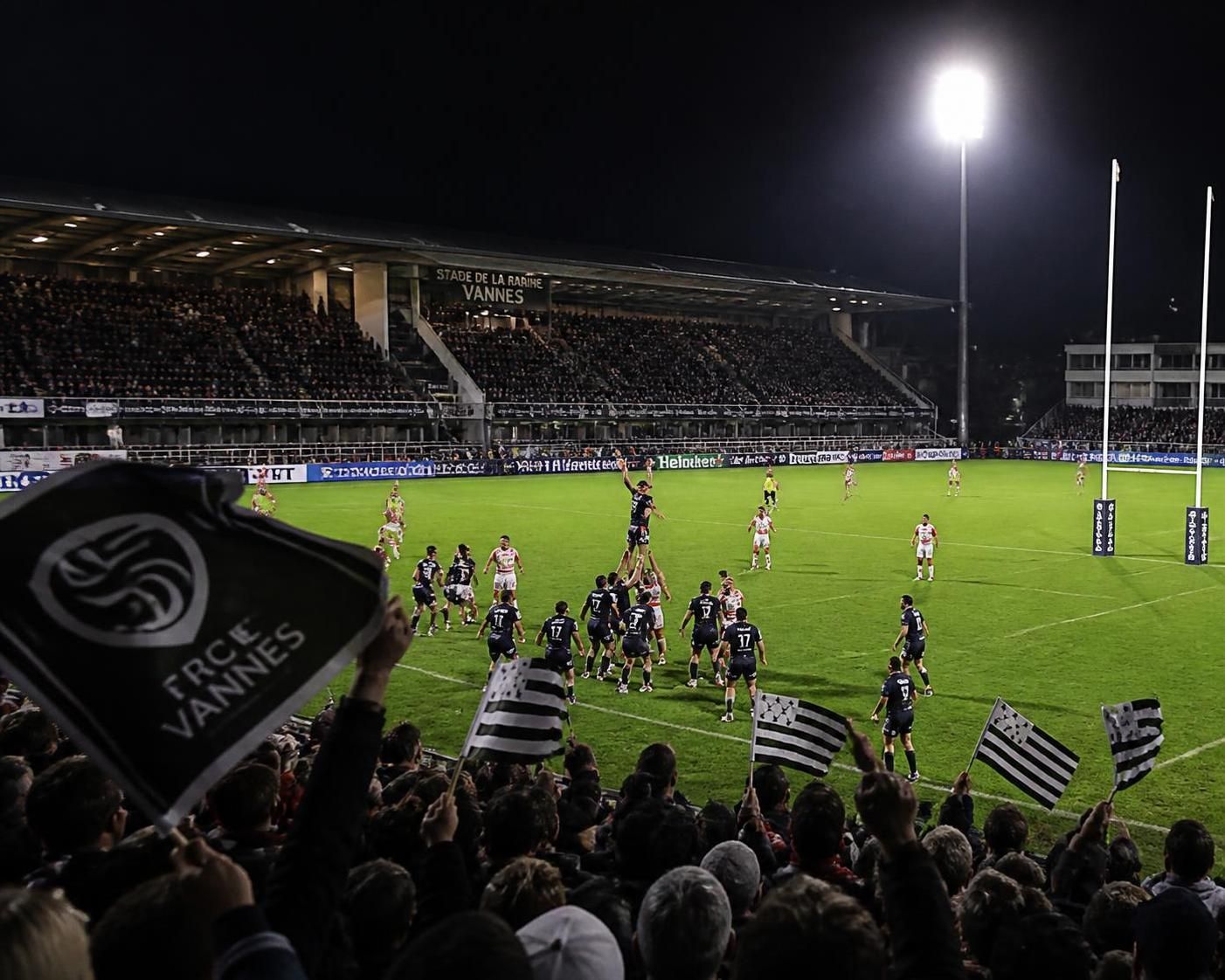 découvrez la rivalité passionnée entre vannes et gloucester, deux équipes emblématiques du rugby breton, à travers une plongée au cœur de leurs affrontements épiques et de leur histoire sportive.