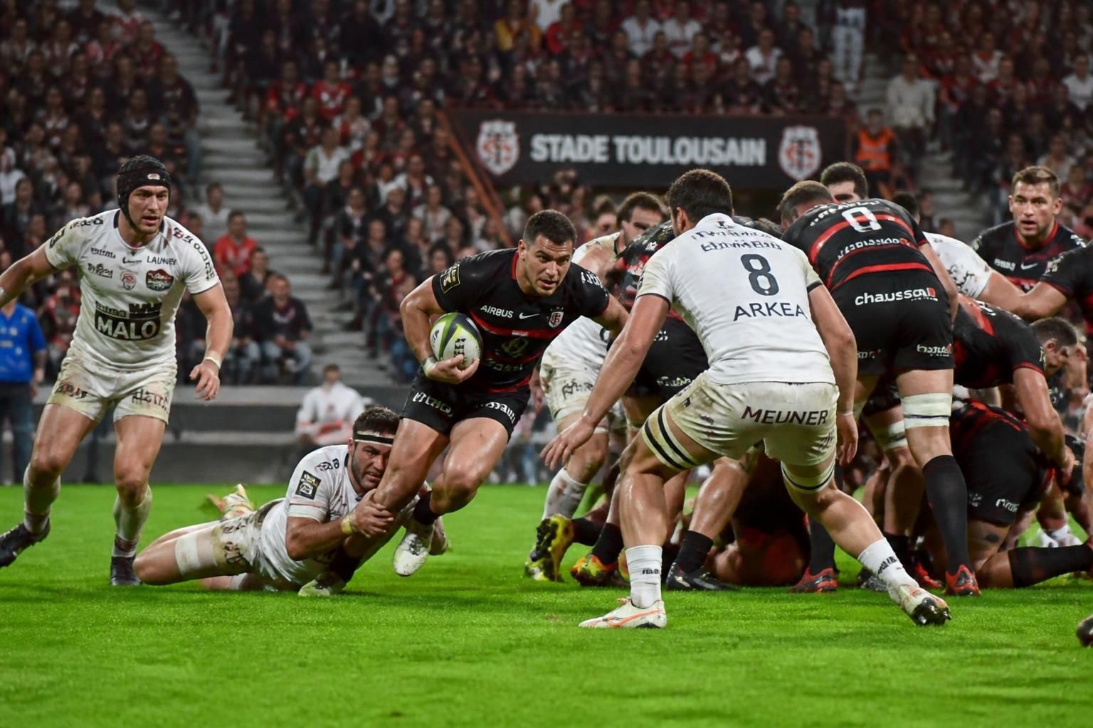 découvrez les stratégies clés du duel décisif entre vannes et le stade toulousain en top 14, analyse des forces en présence et enjeux du match.
