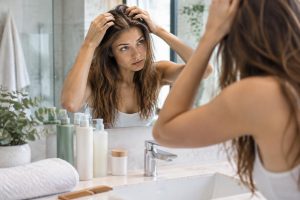 découvrez les causes des cheveux gras, les soins efficaces et les shampoings adaptés pour réguler le sébum et retrouver une chevelure légère.