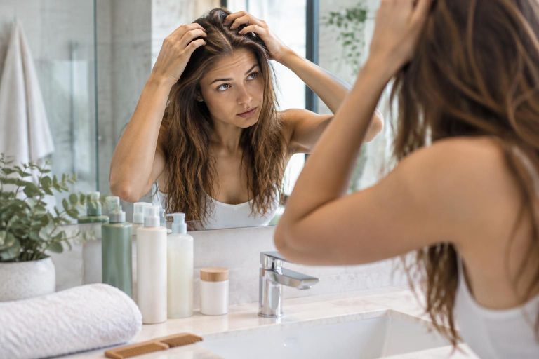 découvrez les causes des cheveux gras, les soins efficaces et les shampoings adaptés pour réguler le sébum et retrouver une chevelure légère.
